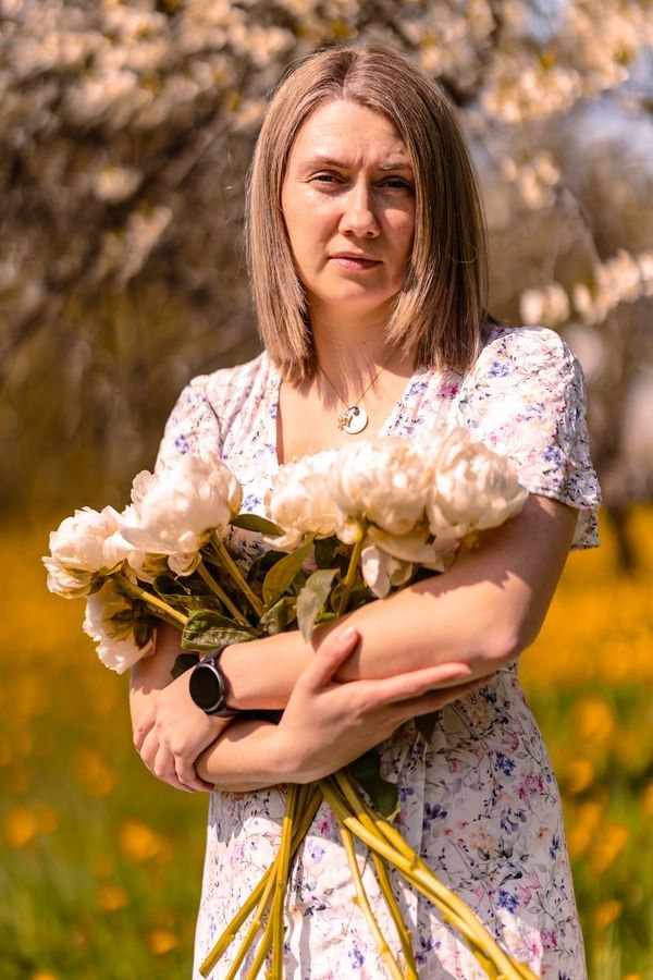 Portrets ar peonijām, mīksti toņi